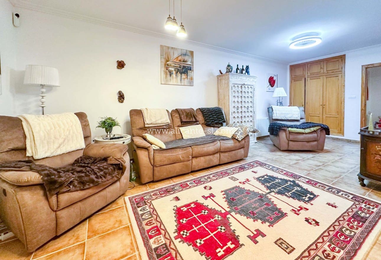 6 Zimmer Villa zu verkaufen in La Romana mit Pool - 765.000 € (Ref: 9739266)