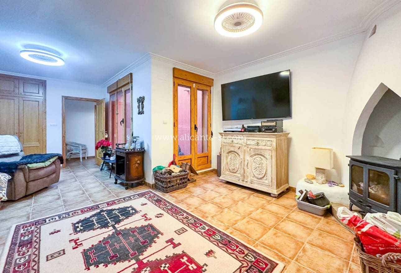 6 Zimmer Villa zu verkaufen in La Romana mit Pool - 765.000 € (Ref: 9739266)