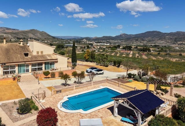 6 bedroom Villa for sale in La Romana with pool - € 765,000 (Ref: 9739266)