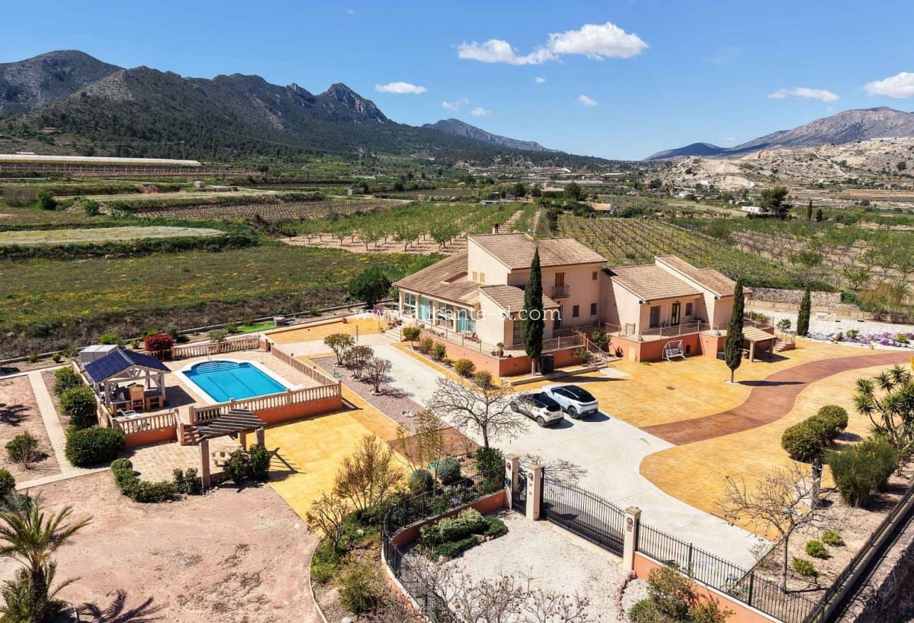 6 bedroom Villa for sale in La Romana with pool - € 765,000 (Ref: 9739266)
