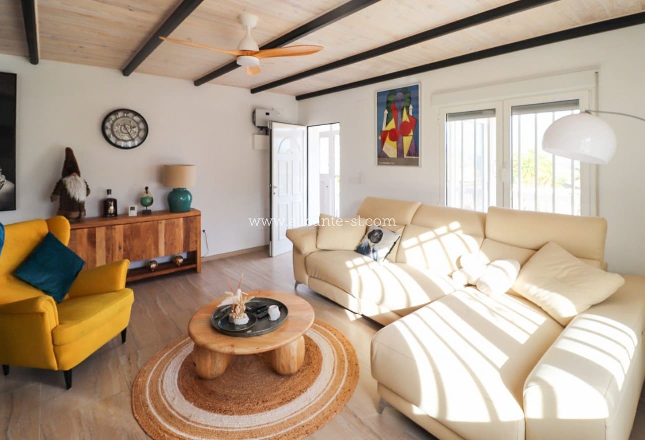 4 bedroom Villa for sale in La Romana with pool - € 369,500 (Ref: 9816400)