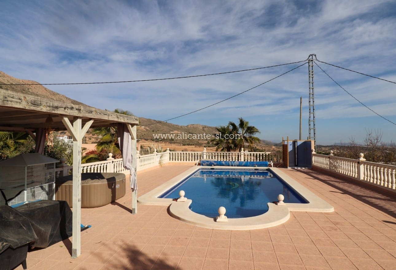 4 bedroom Villa for sale in La Romana with pool - € 369,500 (Ref: 9816400)
