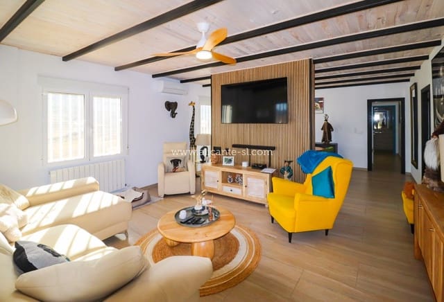 4 soveværelse Villa til salg i La Romana med swimmingpool - € 369.500 (Ref: 9816400)