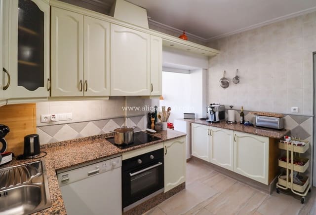 4 soveværelse Villa til salg i La Romana med swimmingpool - € 369.500 (Ref: 9816400)