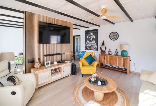 4 soveværelse Villa til salg i La Romana med swimmingpool - € 369.500 (Ref: 9816400)