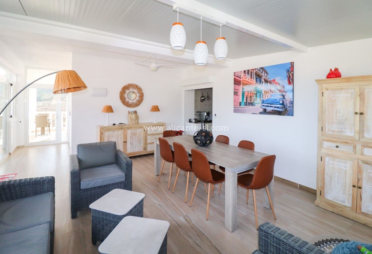 4 bedroom Villa for sale in La Romana with pool - € 369,500 (Ref: 9816400)