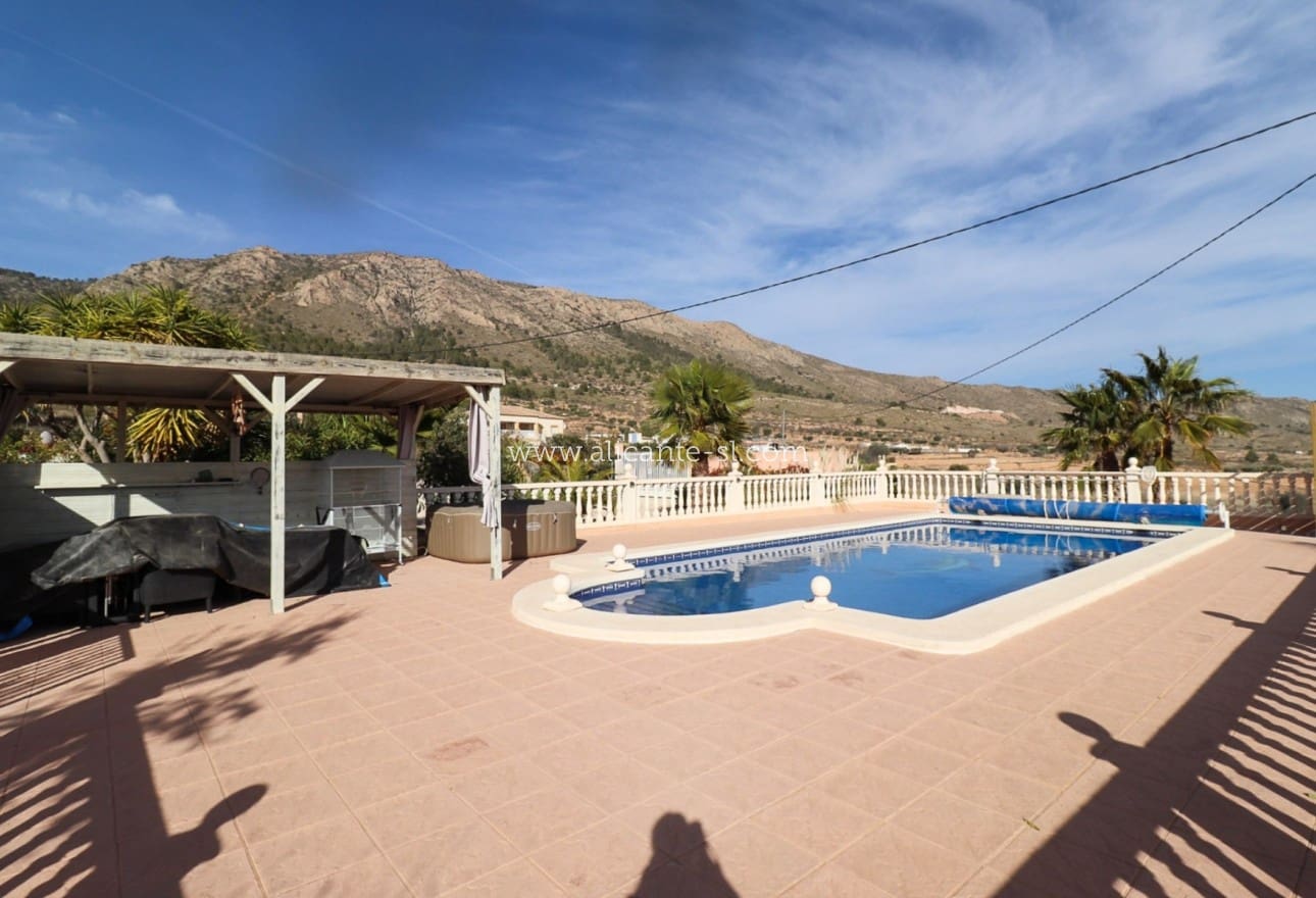 4 bedroom Villa for sale in La Romana with pool - € 369,500 (Ref: 9816400)