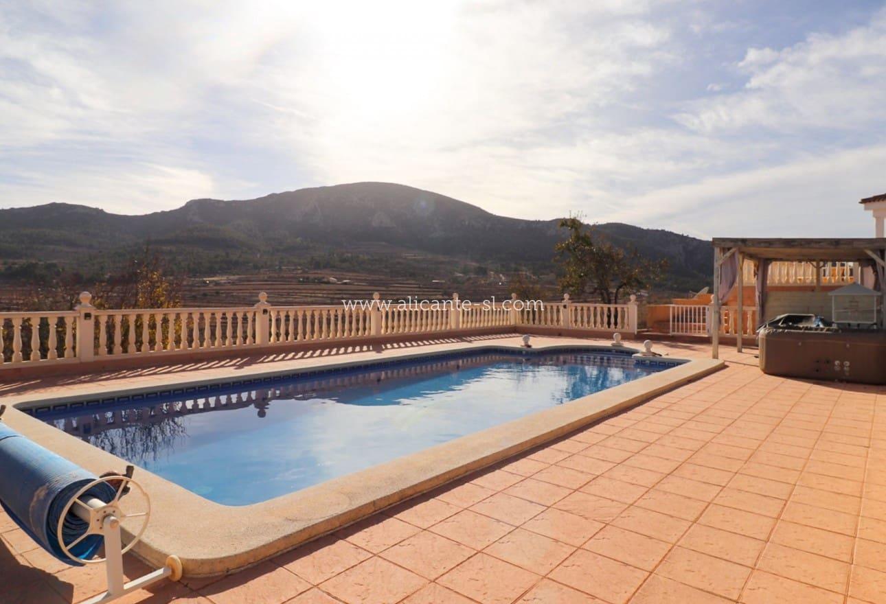 4 bedroom Villa for sale in La Romana with pool - € 369,500 (Ref: 9816400)