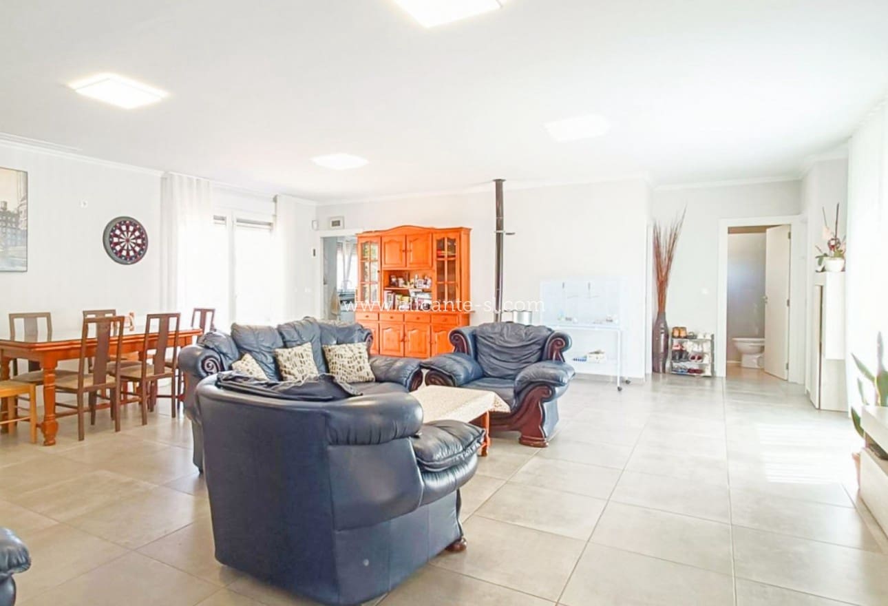 4 bedroom Villa for sale in Pinoso - € 419,950 (Ref: 9819331)