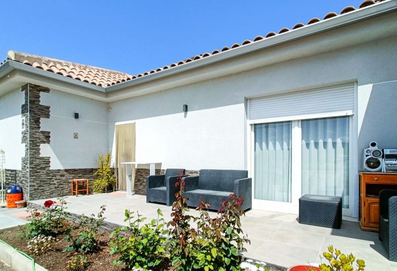 4 bedroom Villa for sale in Pinoso - € 419,950 (Ref: 9819331)