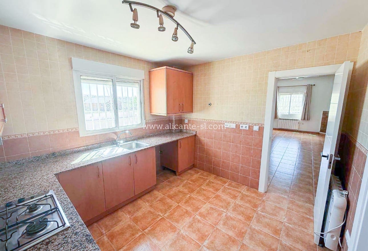 3 soveværelse Villa til salg i Pinoso med swimmingpool garage - € 250.000 (Ref: 9823641)