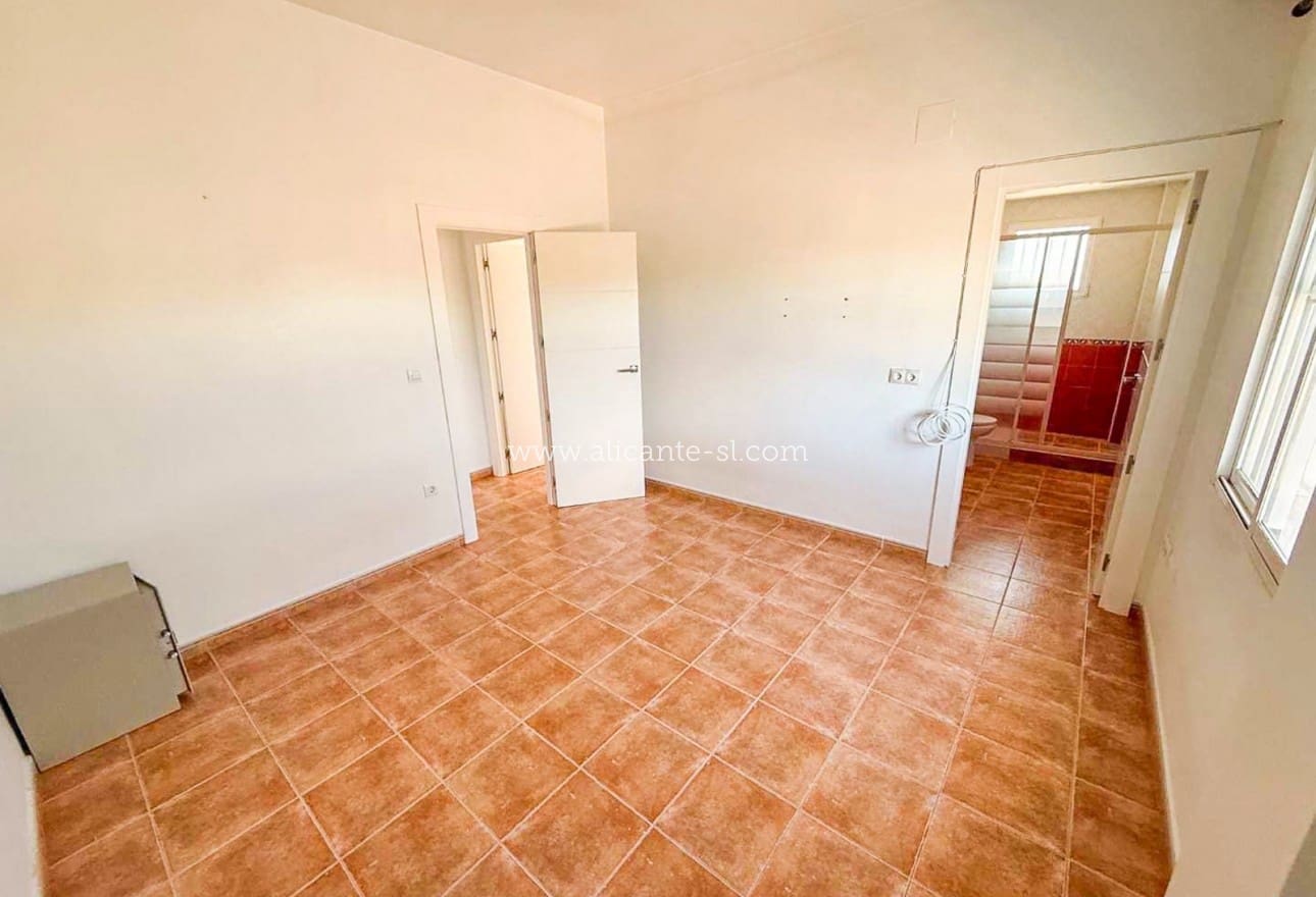 3 soveværelse Villa til salg i Pinoso med swimmingpool garage - € 250.000 (Ref: 9823641)