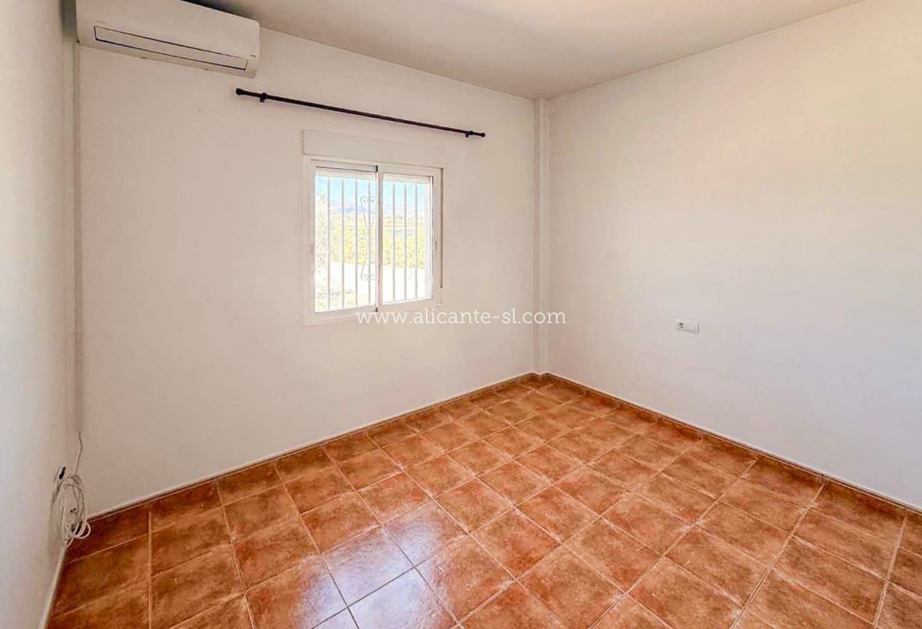 3 soveværelse Villa til salg i Pinoso med swimmingpool garage - € 250.000 (Ref: 9823641)