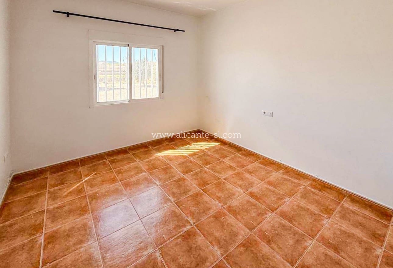 3 soveværelse Villa til salg i Pinoso med swimmingpool garage - € 250.000 (Ref: 9823641)