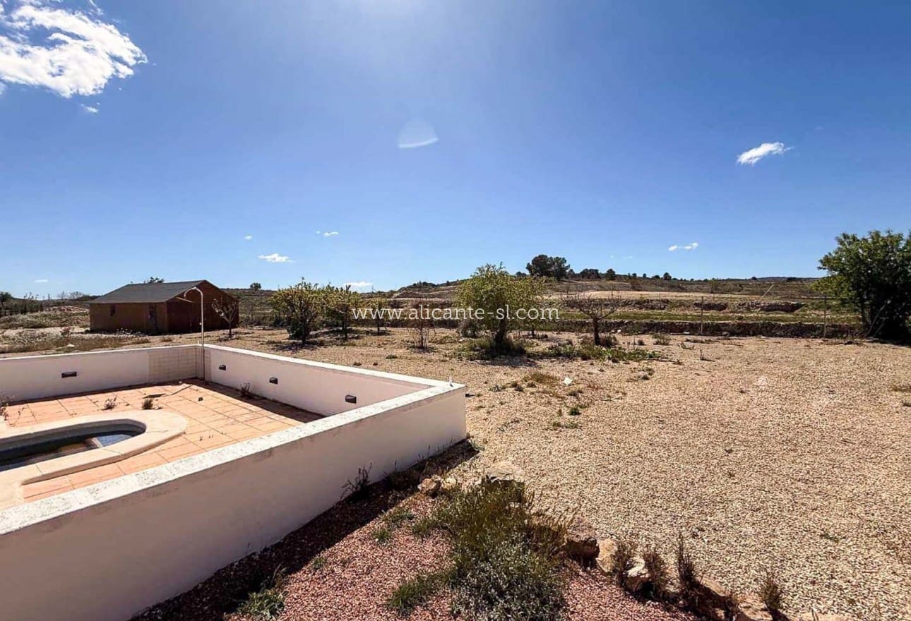 3 soveværelse Villa til salg i Pinoso med swimmingpool garage - € 250.000 (Ref: 9823641)