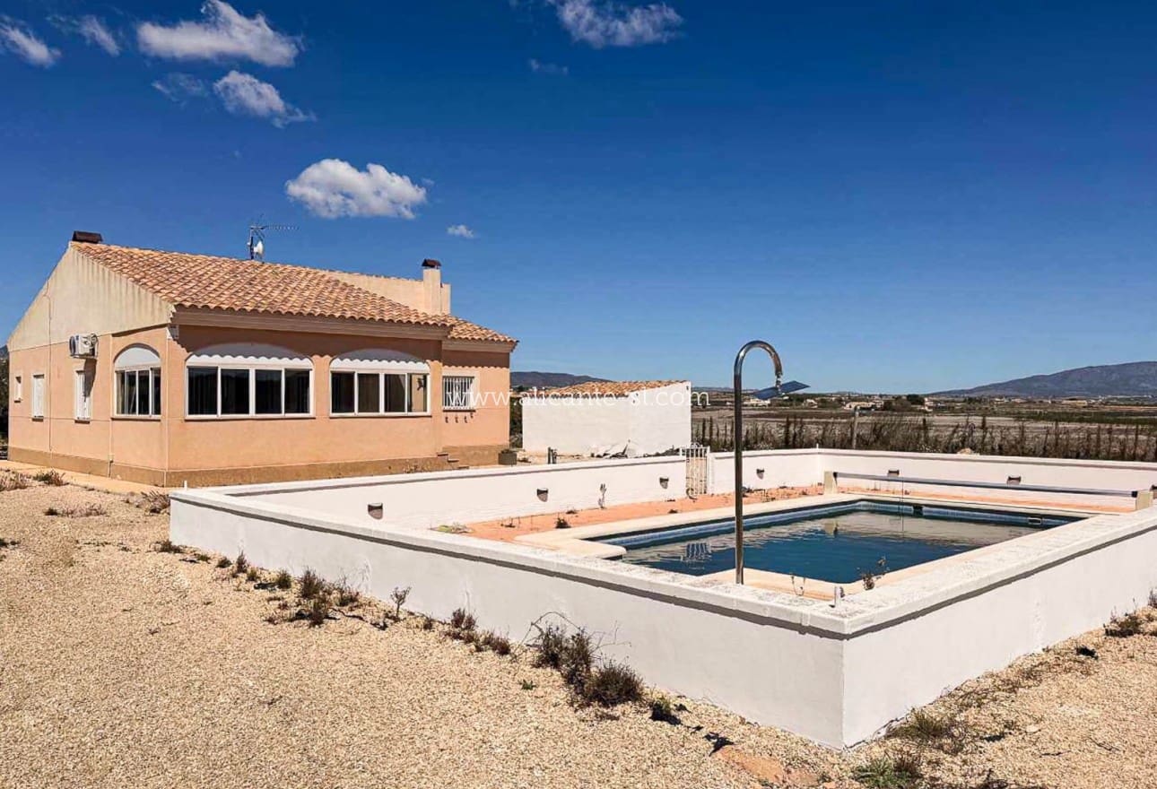3 soveværelse Villa til salg i Pinoso med swimmingpool garage - € 250.000 (Ref: 9823641)