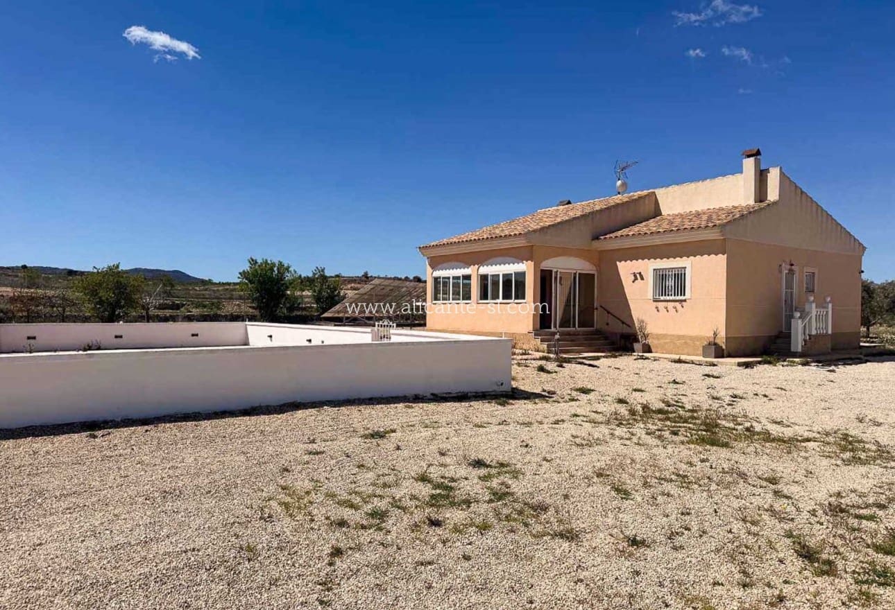 3 soveværelse Villa til salg i Pinoso med swimmingpool garage - € 250.000 (Ref: 9823641)