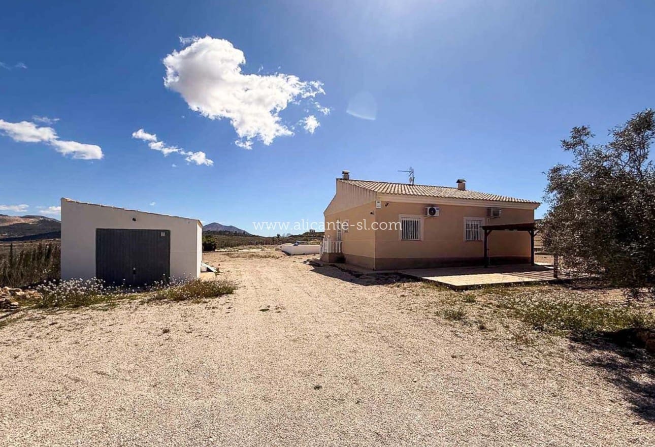3 soveværelse Villa til salg i Pinoso med swimmingpool garage - € 250.000 (Ref: 9823641)