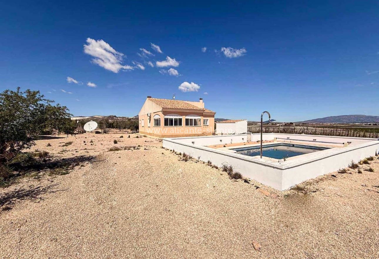 3 soveværelse Villa til salg i Pinoso med swimmingpool garage - € 250.000 (Ref: 9823641)