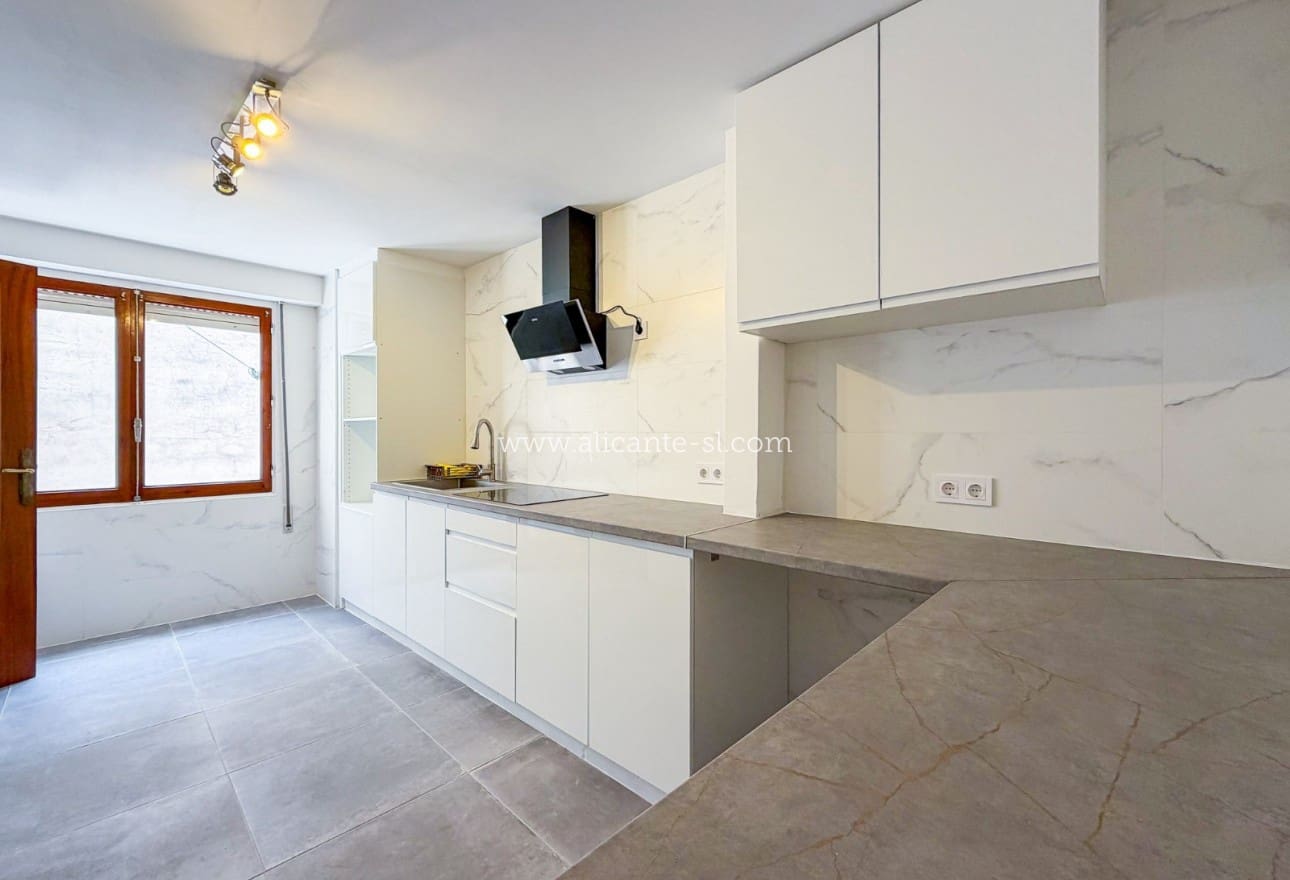 5 soveværelse Byhus til salg i Hondon de las Nieves - € 199.950 (Ref: 9824044)