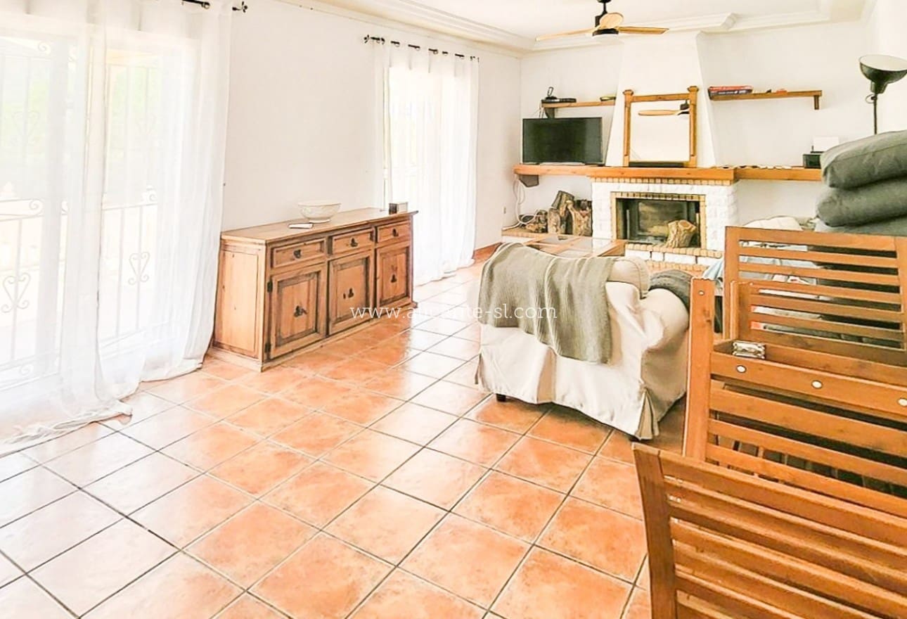 4 bedroom Villa for sale in La Romana with pool garage - € 345,000 (Ref: 9847673)