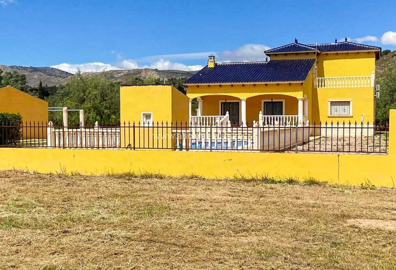 4 bedroom Villa for sale in La Romana with pool garage - € 345,000 (Ref: 9847673)