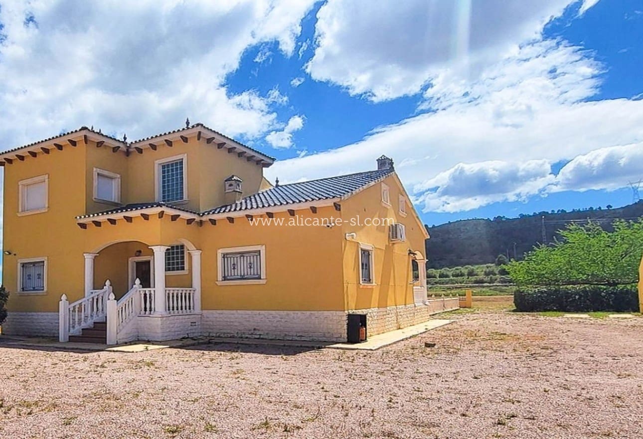 4 bedroom Villa for sale in La Romana with pool garage - € 345,000 (Ref: 9847673)