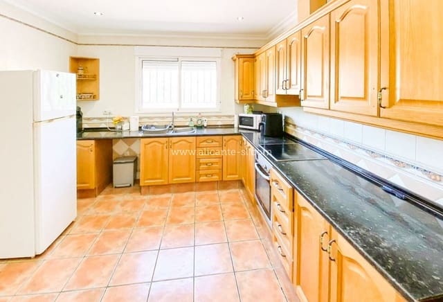 4 sypialnia Willa na sprzedaż w La Romana z basenem garażem - 345 000 € (Ref: 9847673)