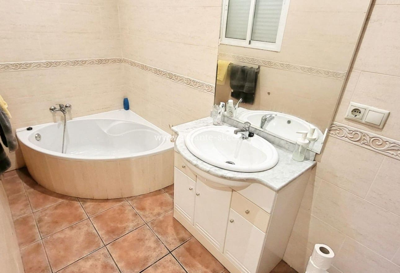 4 bedroom Villa for sale in La Romana with pool garage - € 345,000 (Ref: 9847673)