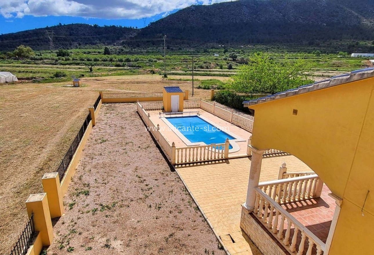 4 bedroom Villa for sale in La Romana with pool garage - € 345,000 (Ref: 9847673)