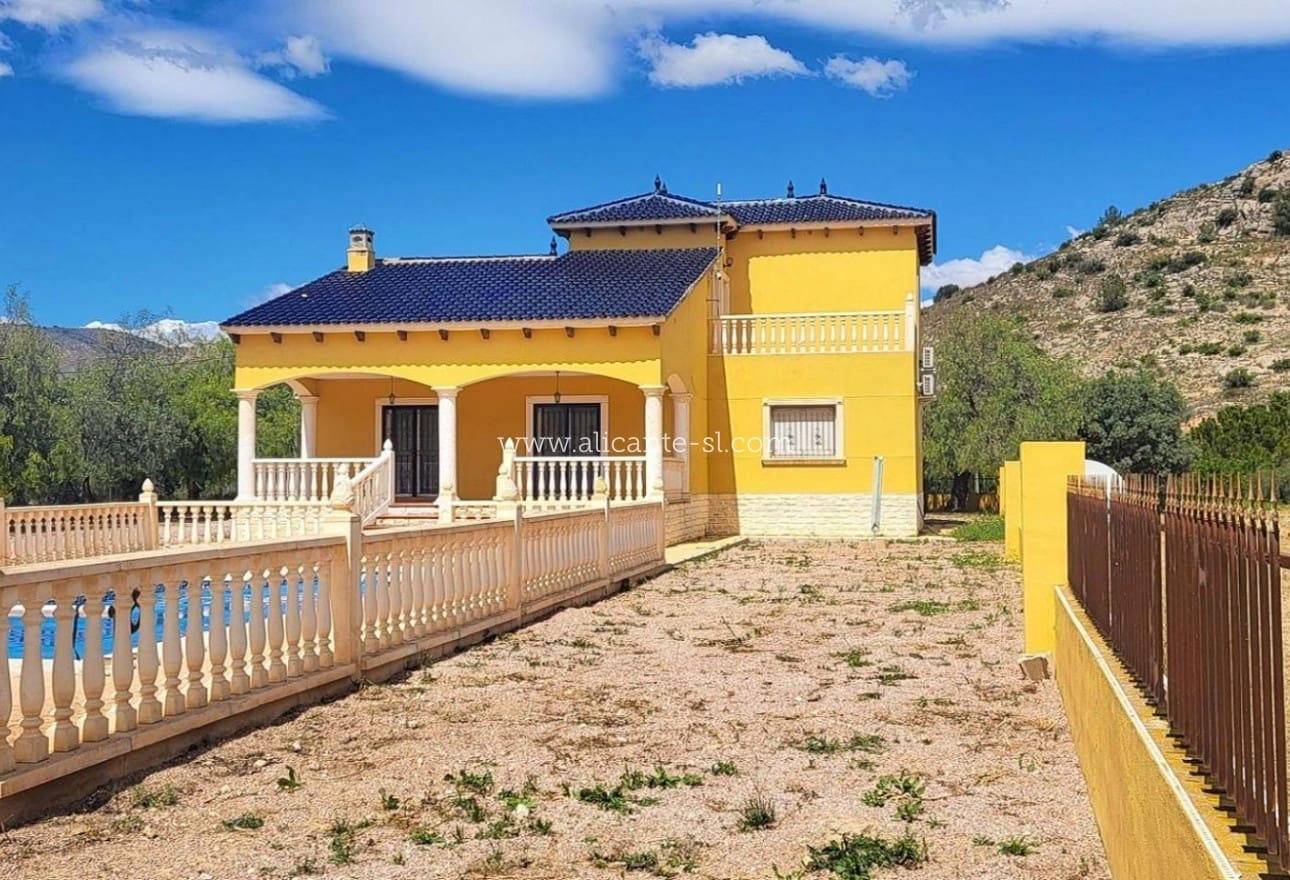 4 bedroom Villa for sale in La Romana with pool garage - € 345,000 (Ref: 9847673)