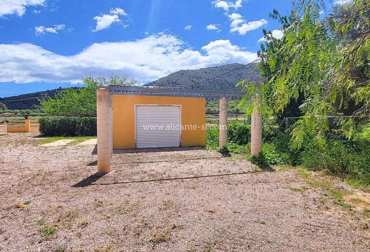 4 bedroom Villa for sale in La Romana with pool garage - € 345,000 (Ref: 9847673)