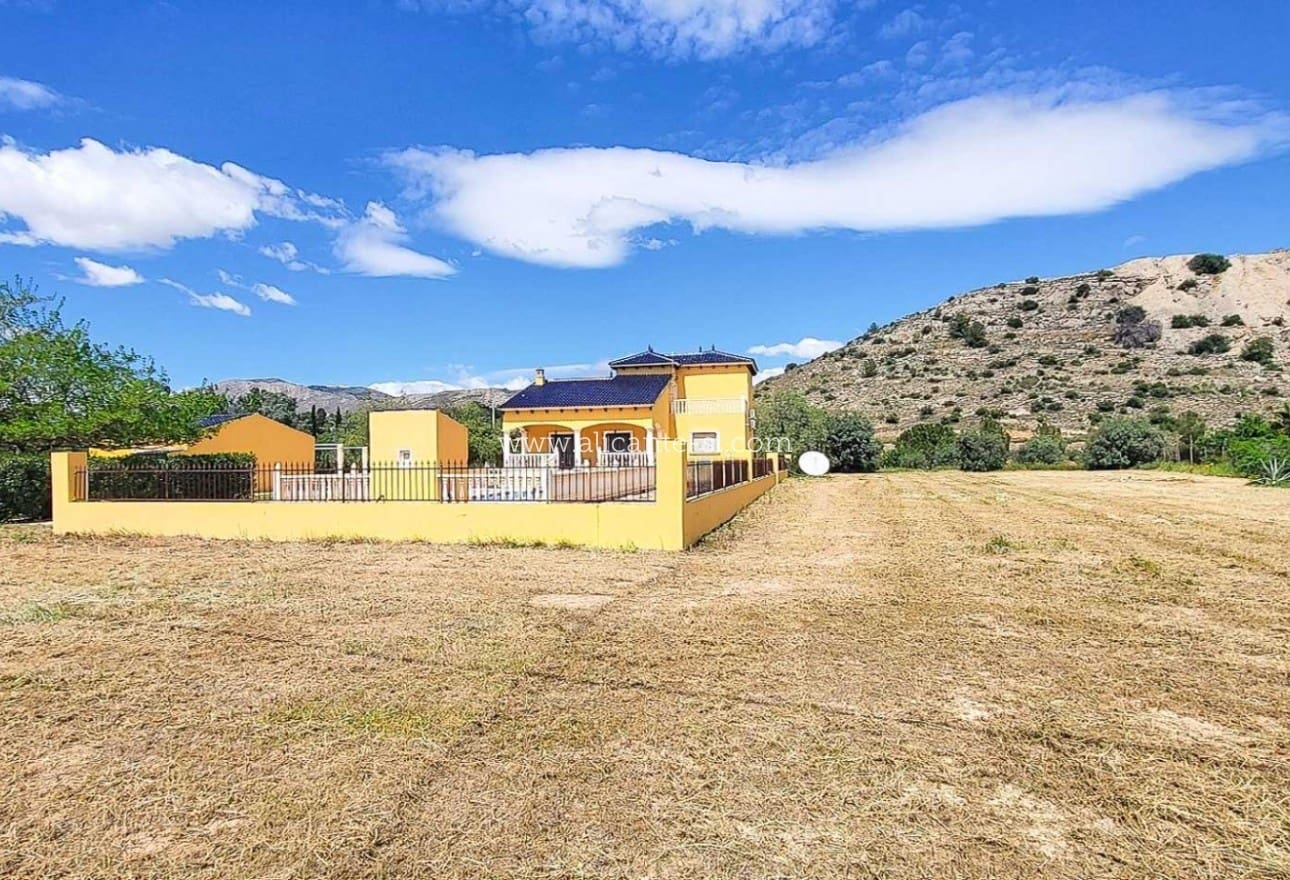 4 bedroom Villa for sale in La Romana with pool garage - € 345,000 (Ref: 9847673)