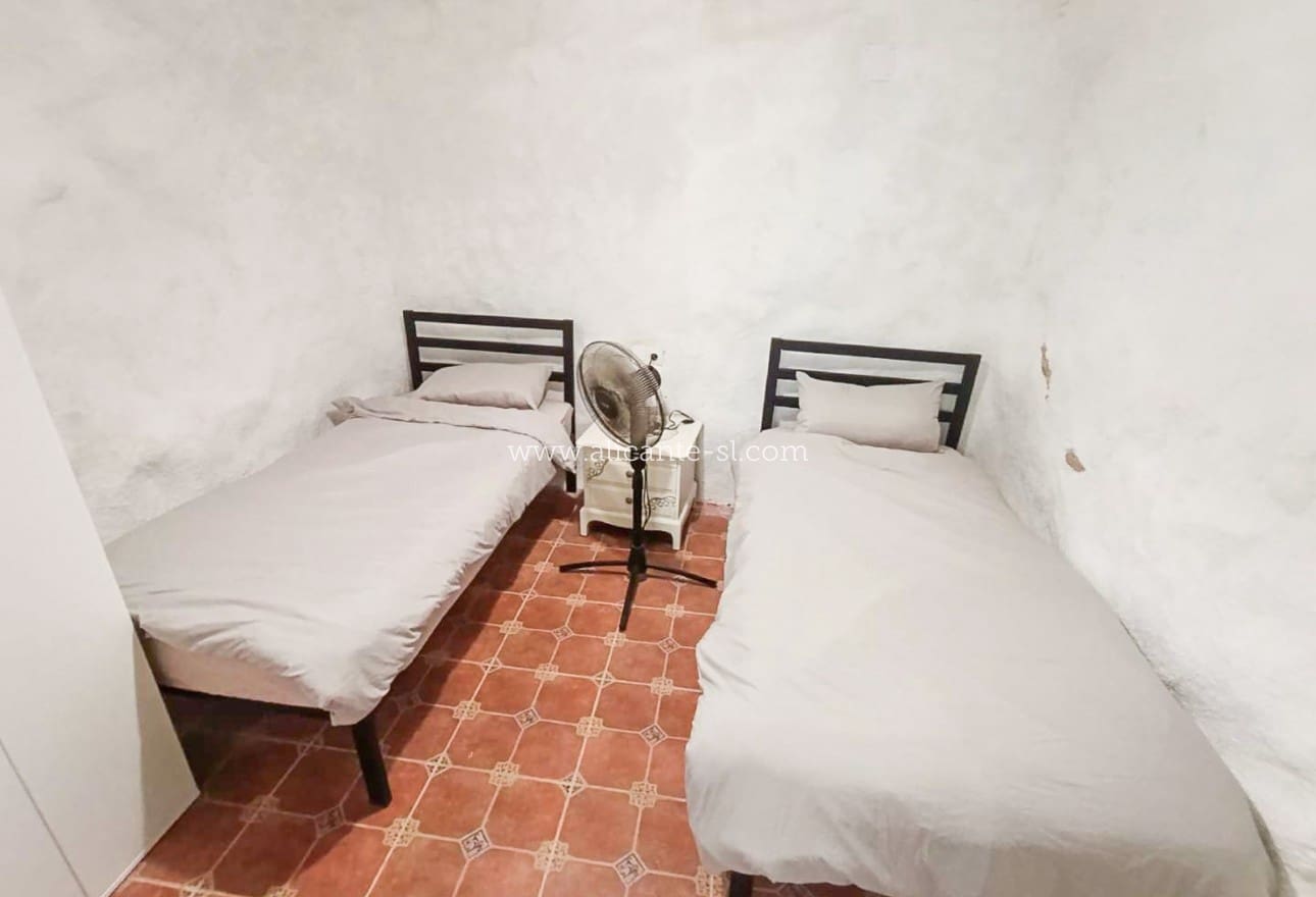 5 soveværelse Finca/Landehus til salg i L'Alguena / Alguenya - € 225.000 (Ref: 9863723)