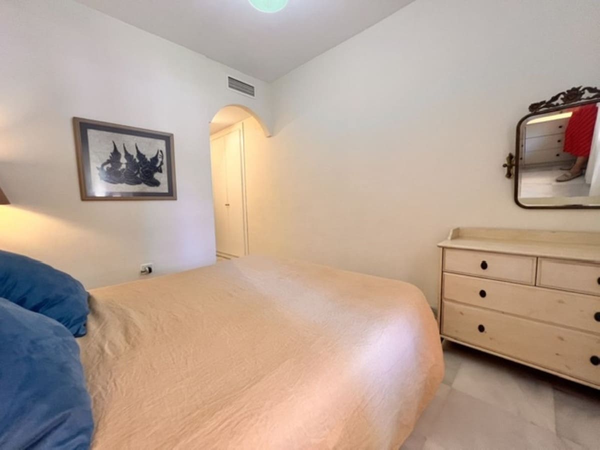 Appartement de 2 chambres à louer à Estepona avec piscine garage - 1 700 € (Ref: 10000206)