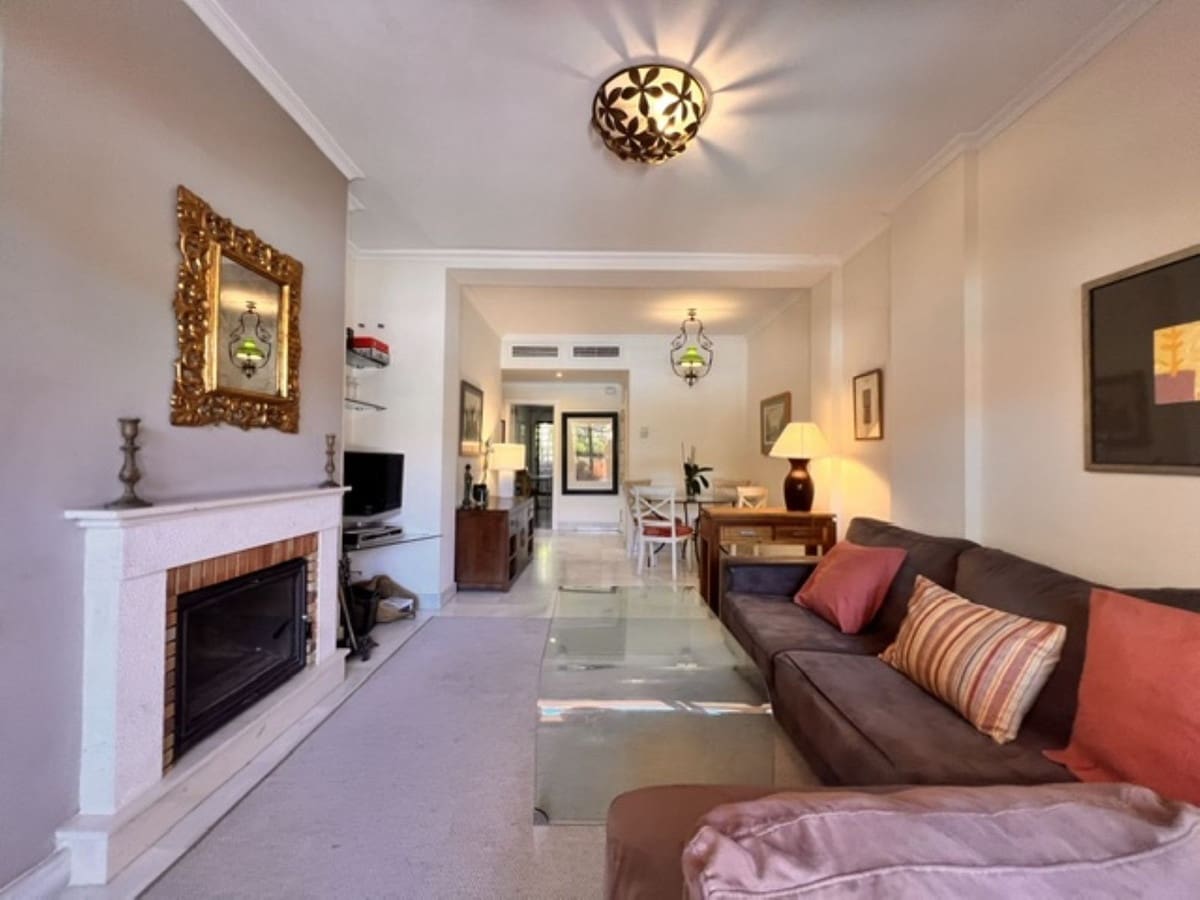 Appartement de 2 chambres à louer à Estepona avec piscine garage - 1 700 € (Ref: 10000206)