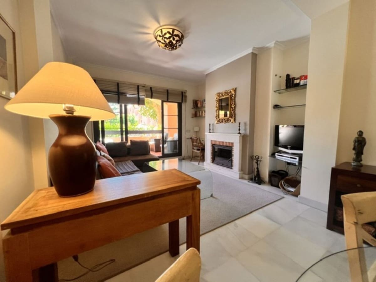 Appartement de 2 chambres à louer à Estepona avec piscine garage - 1 700 € (Ref: 10000206)