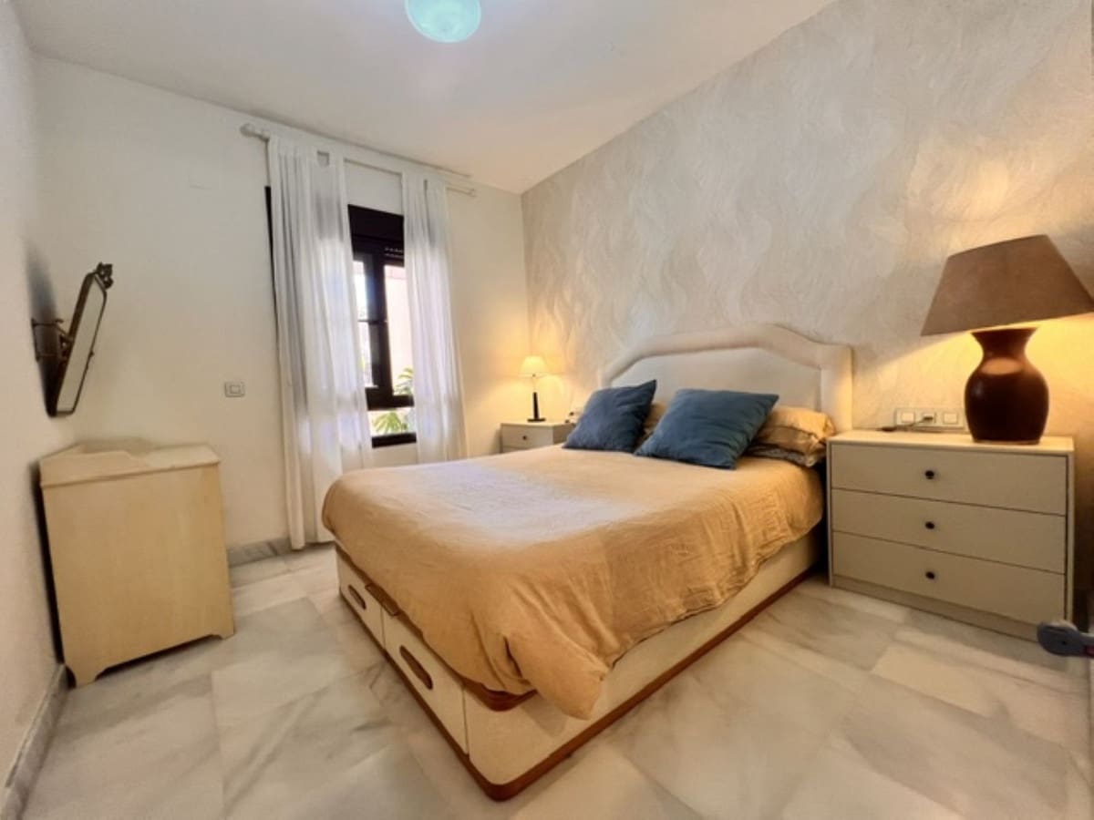 Appartement de 2 chambres à louer à Estepona avec piscine garage - 1 700 € (Ref: 10000206)
