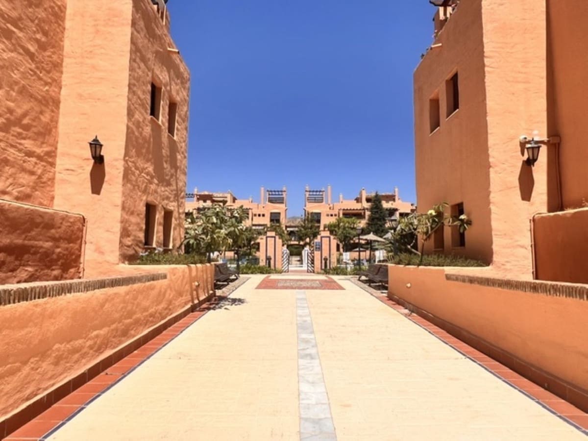 Appartement de 2 chambres à louer à Estepona avec piscine garage - 1 700 € (Ref: 10000206)