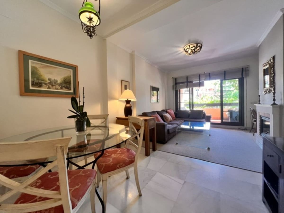 Appartement de 2 chambres à louer à Estepona avec piscine garage - 1 700 € (Ref: 10000206)