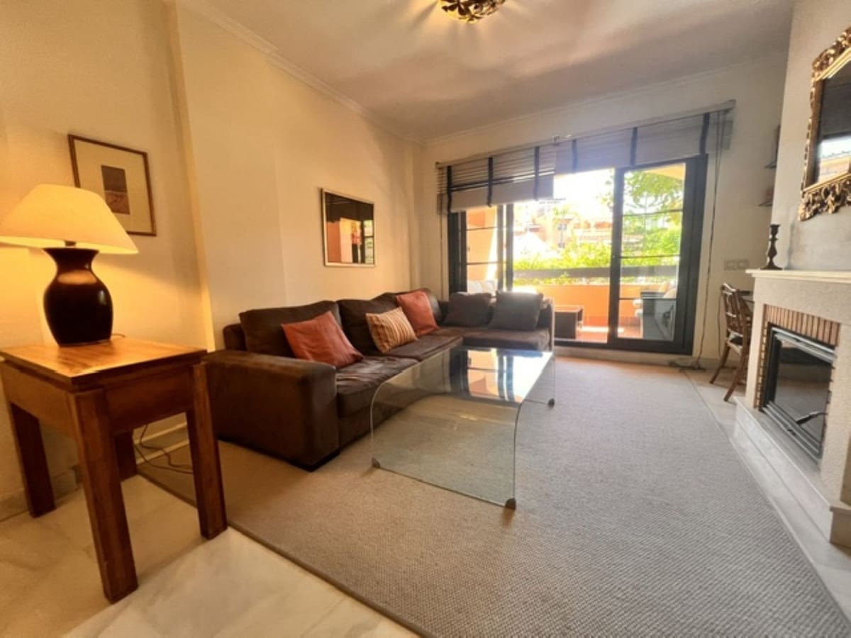 Appartement de 2 chambres à louer à Estepona avec piscine garage - 1 700 € (Ref: 10000206)