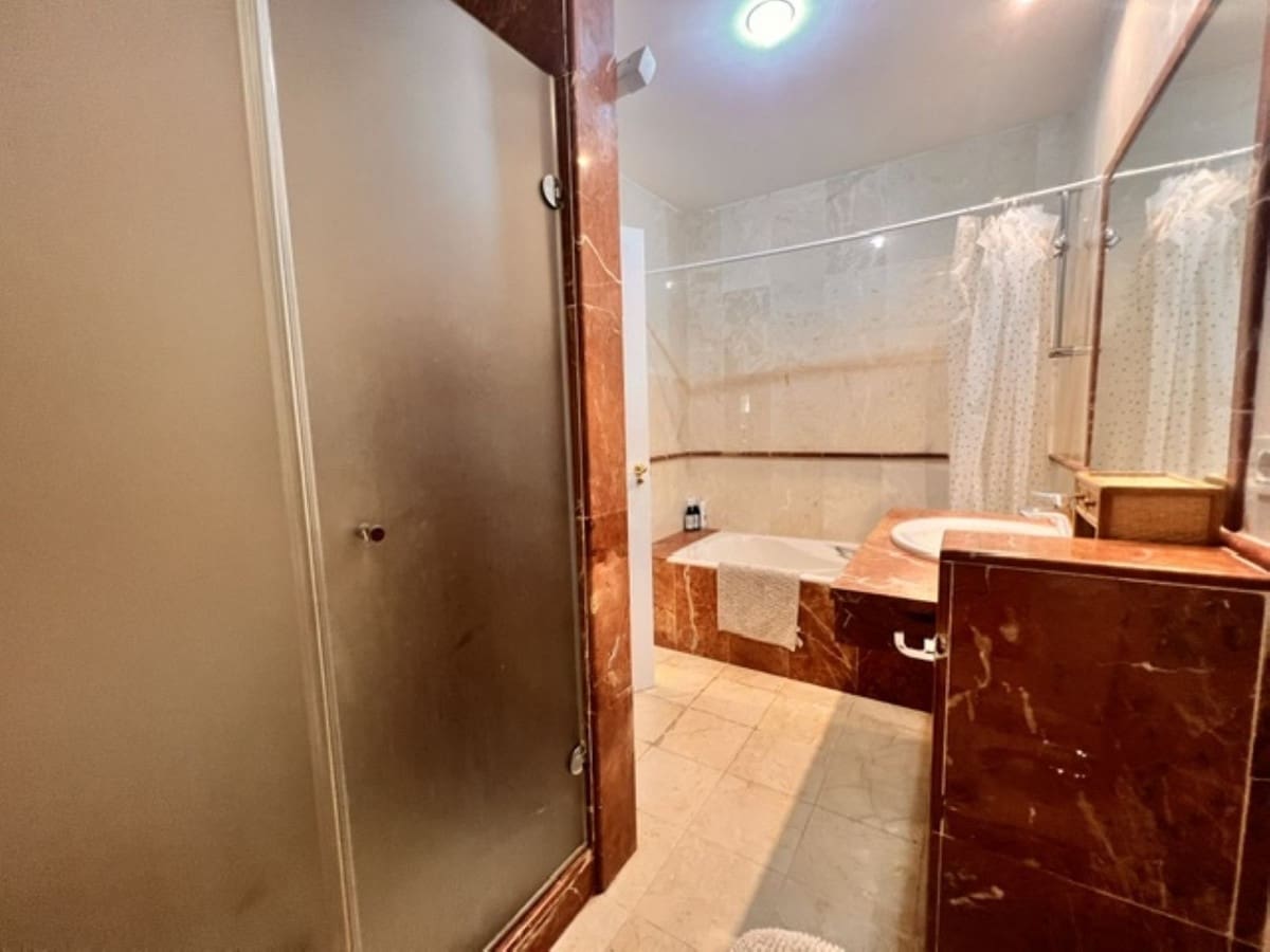 Appartement de 2 chambres à louer à Estepona avec piscine garage - 1 700 € (Ref: 10000206)