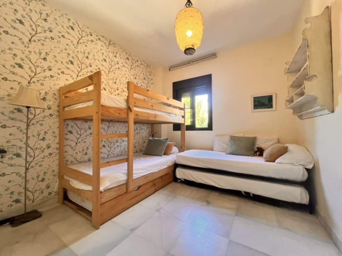 Appartement de 2 chambres à louer à Estepona avec piscine garage - 1 700 € (Ref: 10000206)