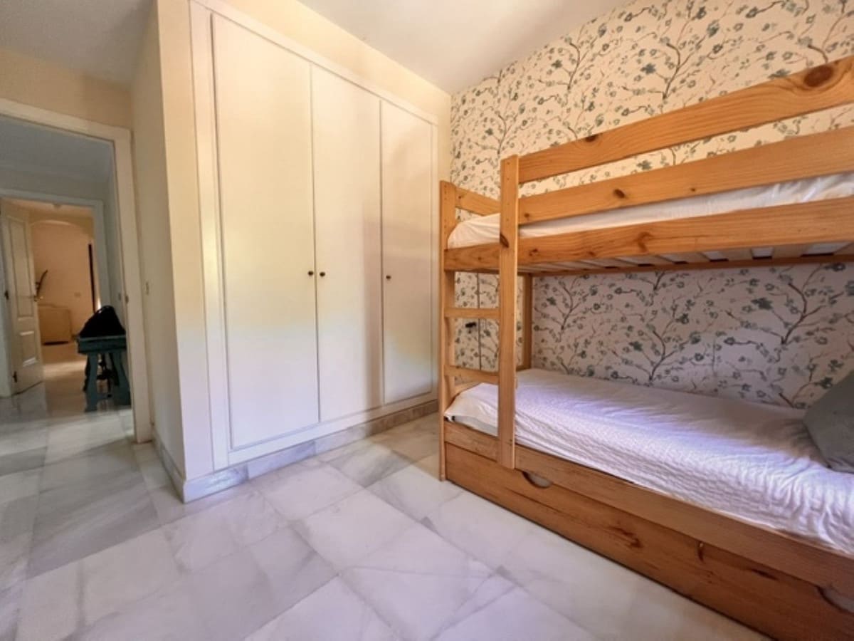 Appartement de 2 chambres à louer à Estepona avec piscine garage - 1 700 € (Ref: 10000206)