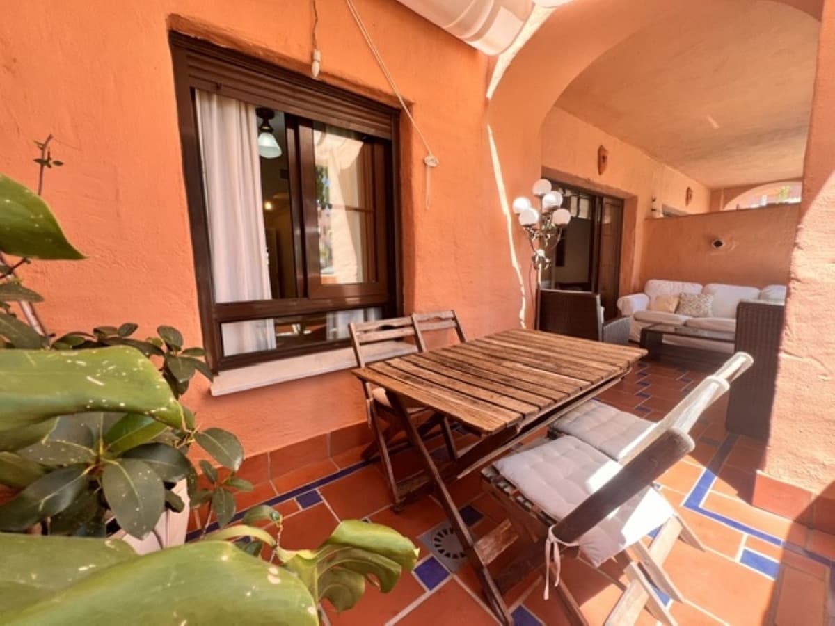 Appartement de 2 chambres à louer à Estepona avec piscine garage - 1 700 € (Ref: 10000206)