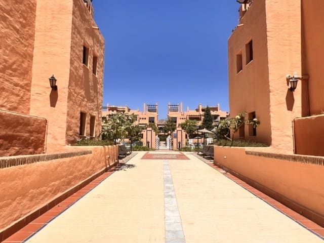Appartement de 2 chambres à louer à Estepona avec piscine garage - 1 700 € (Ref: 10000206)
