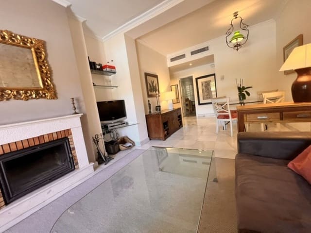 Appartement de 2 chambres à louer à Estepona avec piscine garage - 1 700 € (Ref: 10000206)