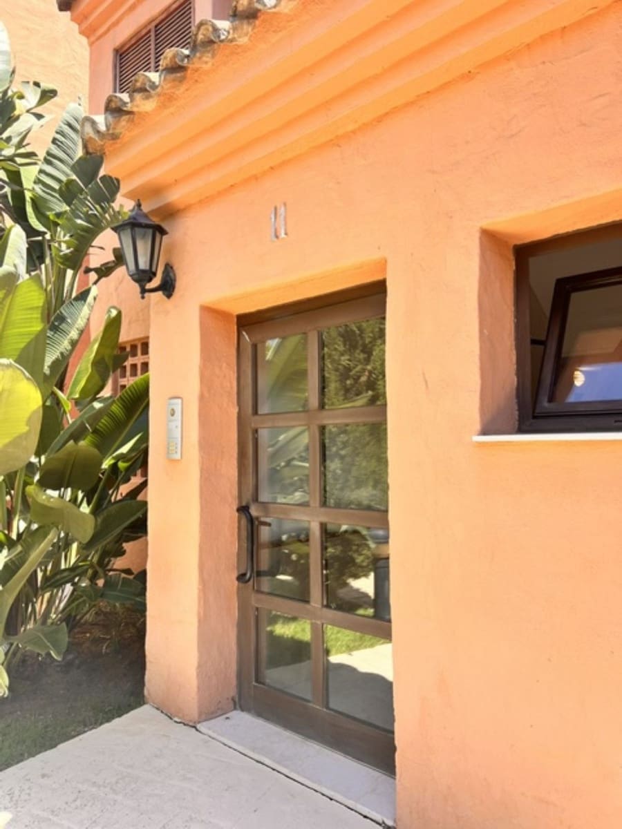 Appartement de 2 chambres à louer à Estepona avec piscine garage - 1 700 € (Ref: 10000206)