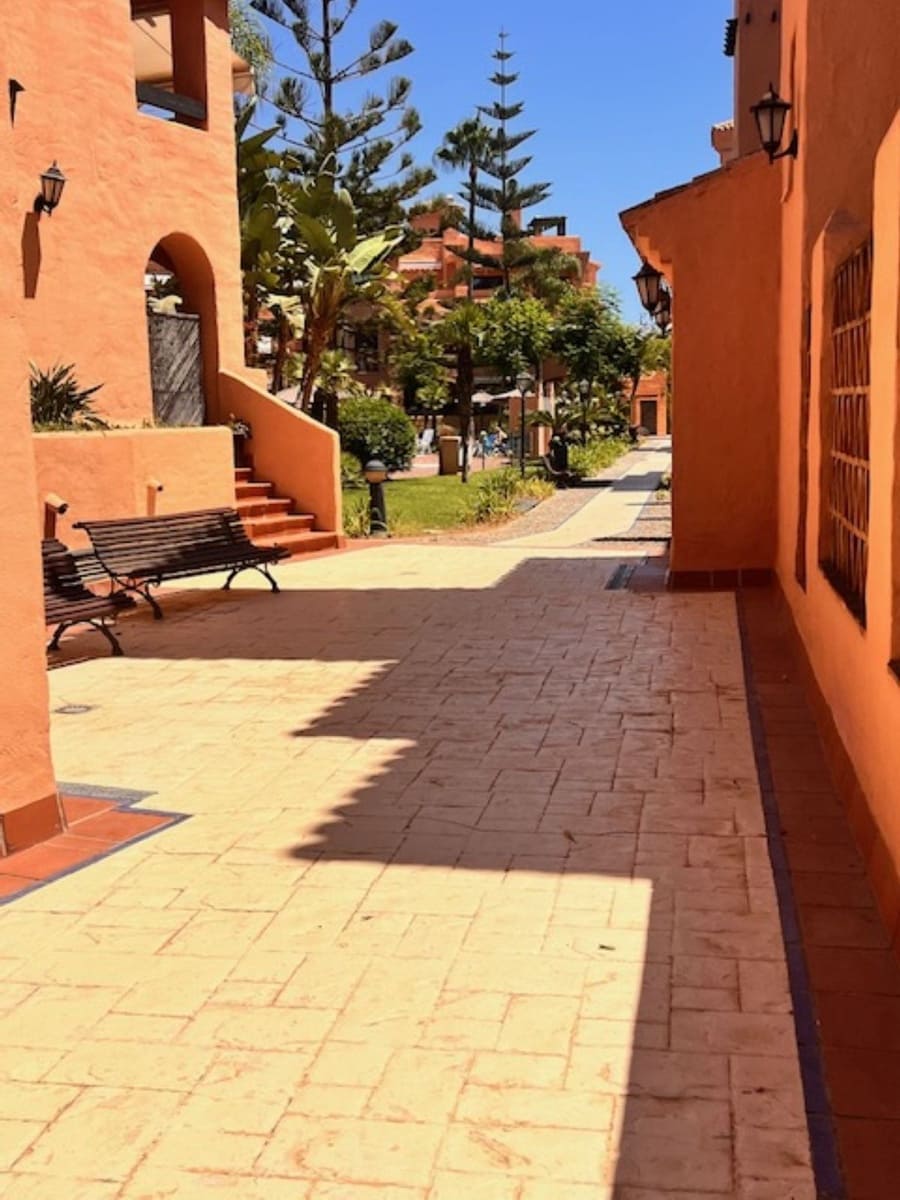 Appartement de 2 chambres à louer à Estepona avec piscine garage - 1 700 € (Ref: 10000206)