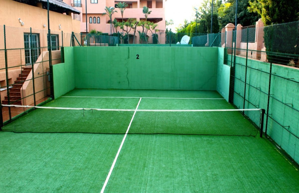 Appartement de 2 chambres à louer à Estepona avec piscine garage - 1 700 € (Ref: 10000206)